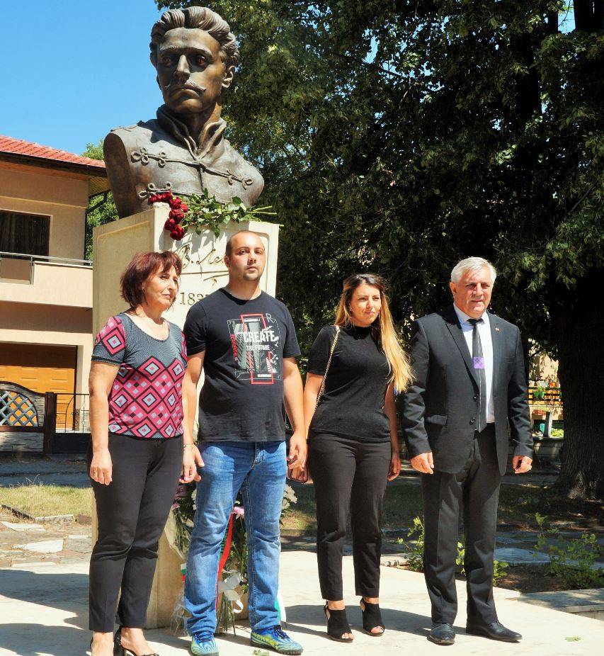  Кметът на Мездра инж. Иван Аспарухов (вдясно) 